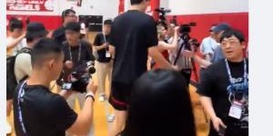 拓记：约有30家媒体出席了杨瀚森的首次夏联媒体见面会