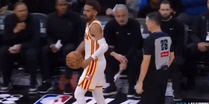 JiuyouSports-球砸裁判、抢断裁判、戏耍裁判！吹扬嘲弄比赛遭驱逐